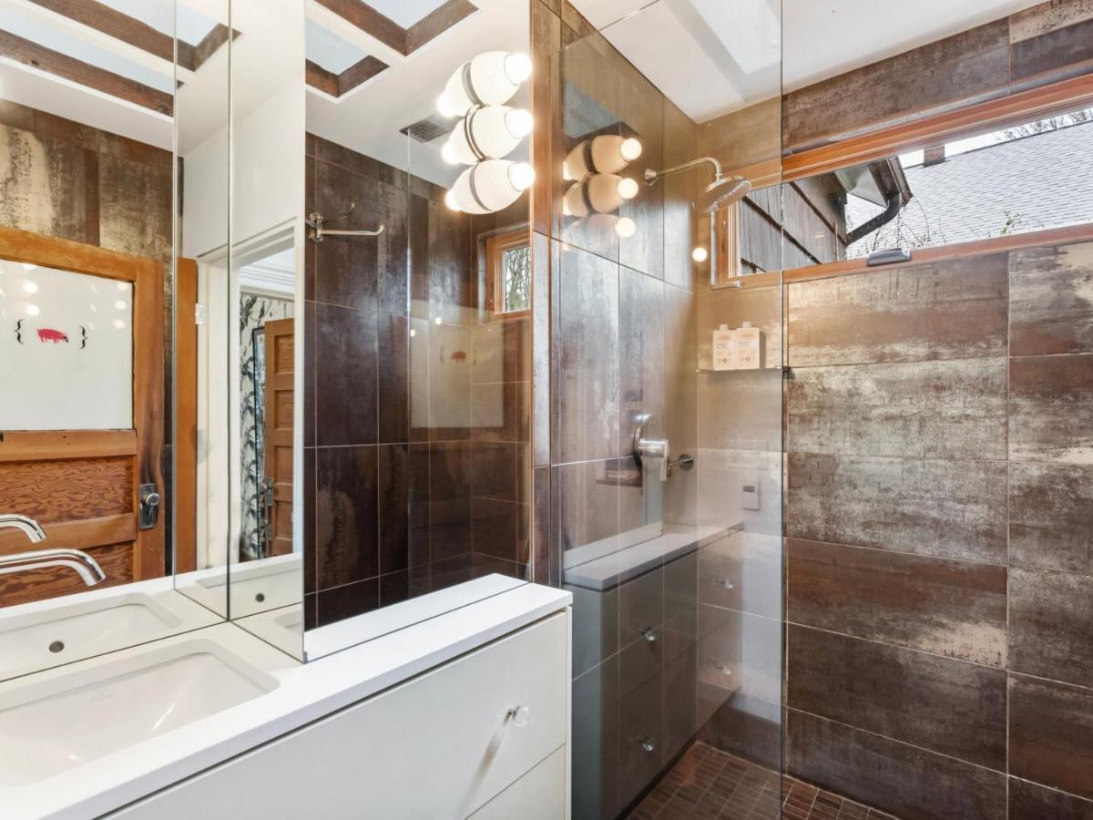 Modern Victorian Retreat With Sauna And Piano Holiday home